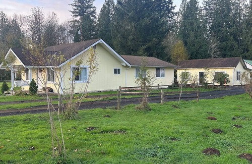 Arlington Autre | Lovely farmhouse and cottage with WiFi in Arlington