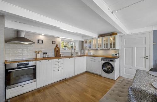 Amli Maison | Lovely Farmhouse By Nidelva With Sauna And Hot Tub