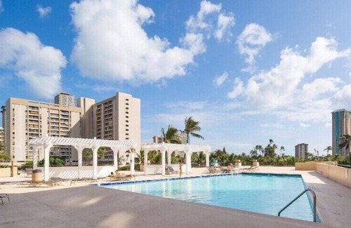McCully - Moiliili Copropriété | Lovely Hawaiian Monarch Studio | Pool + Gym