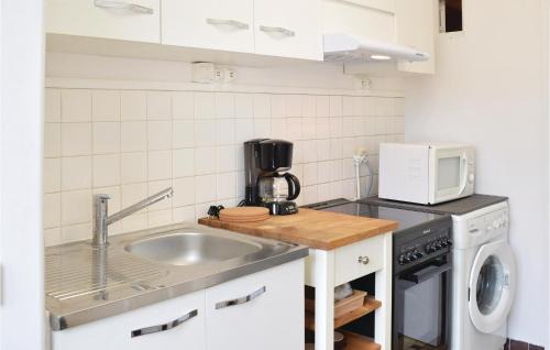 Arromanches-les-Bains Maison | Lovely Home In Arromanches-Les-Bains With Kitchen