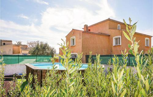 Cruzy Maison | Lovely Home In Cruzy With Kitchen