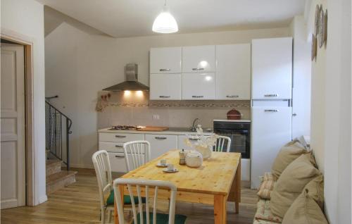 Serravalle di Chienti Maison | Lovely Home In Dignano With Kitchen