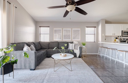Avondale Maison | Lovely Home King Bed Mid-term Rental Work From Home Coffee Bar 2-Car Garage