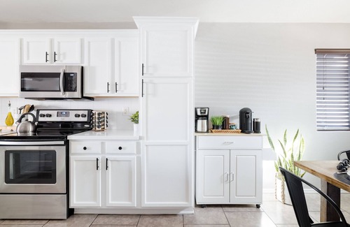 Avondale Maison | Lovely Home King Bed Mid-term Rental Work From Home Coffee Bar 2-Car Garage