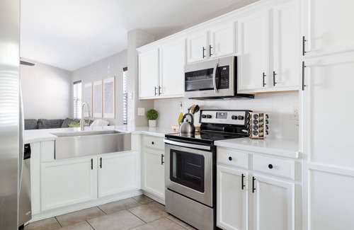 Avondale Maison | Lovely Home King Bed Mid-term Rental Work From Home Coffee Bar 2-Car Garage