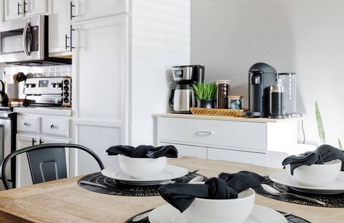 Avondale Maison | Lovely Home King Bed Mid-term Rental Work From Home Coffee Bar 2-Car Garage