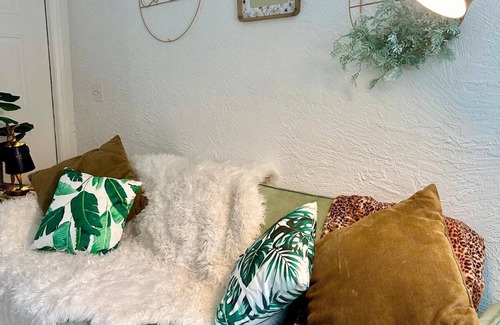 Middle River Terrace Cottage | Lovely home near Wilton Manors, Las Olas & Beach