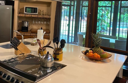 Curubande Maison | Lovely home plenty of space, great for celebrations, parties, pet friendly.