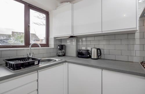 Redbridge Maison | Lovely House in Dagenham/Barking with free parking, WiFi & Garden