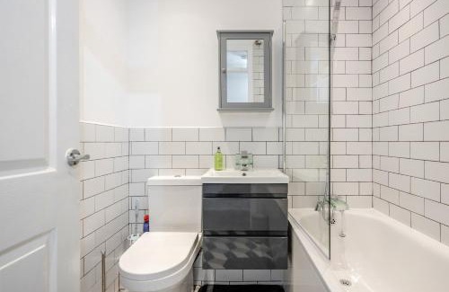 Redbridge Maison | Lovely House in Dagenham/Barking with free parking, WiFi & Garden