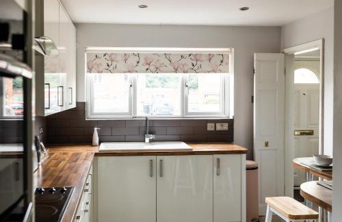 Cole Green Maison | Lovely House in Welwyn with Garden and Off road parking
