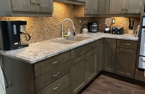 Lincoln Acres Maison | Lovely house in the suburbs! Privacy & comfort!