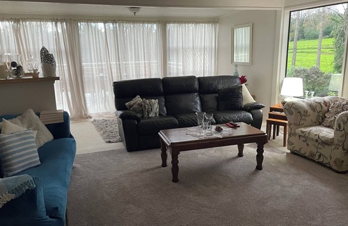 Pakaraka Maison | Lovely Large Family Home on 3 1/2 Acres Down a Private Lane. Plenty of Parking