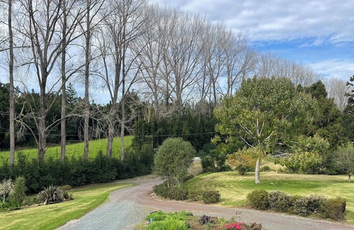 Pakaraka Maison | Lovely Large Family Home on 3 1/2 Acres Down a Private Lane. Plenty of Parking