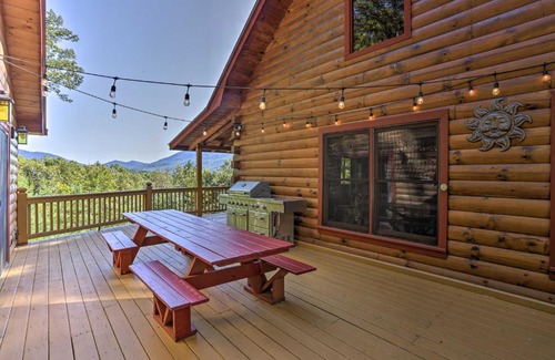 Hidden Lake Maison | Lovely Log Cabin and Bunkhouse with Views and Yard!