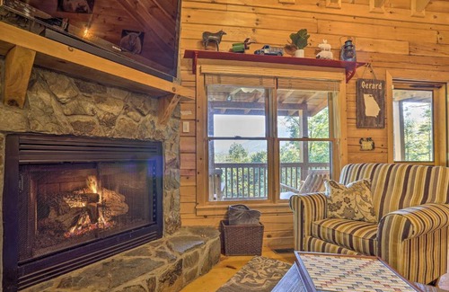 Hidden Lake Maison | Lovely Log Cabin and Bunkhouse with Views and Yard!
