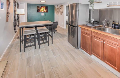 University Hills Maison | Lovely Lower Unit with Dual King Beds