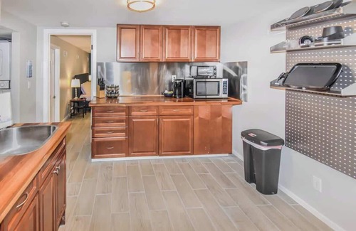University Hills Maison | Lovely Lower Unit with Dual King Beds