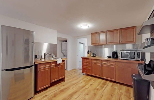 University Hills Maison | Lovely Lower Unit with Dual King Beds