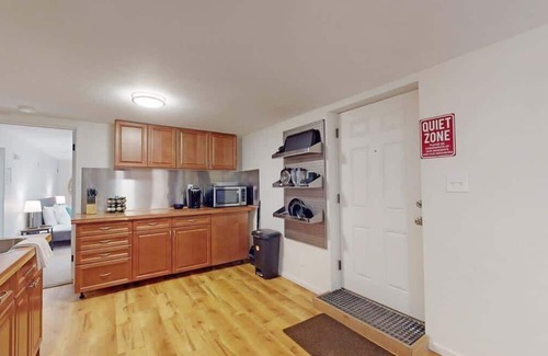 University Hills Maison | Lovely Lower Unit with Dual King Beds