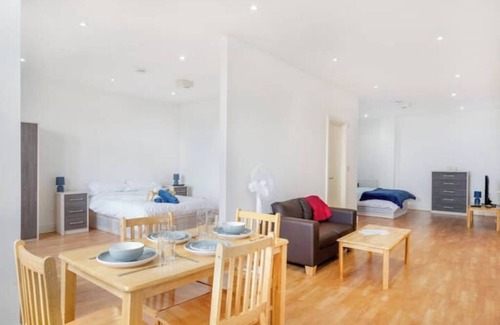 Watton at Stone Appartement | Lovely New 1 Bed Inc Parking