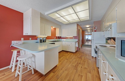 Lincoln Beach Copropriété | Lovely oceanfront condo with sweeping water views, & balcony