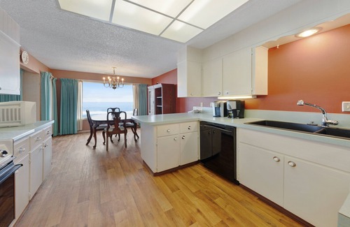 Lincoln Beach Copropriété | Lovely oceanfront condo with sweeping water views, & balcony