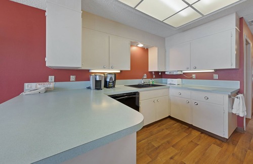Lincoln Beach Copropriété | Lovely oceanfront condo with sweeping water views, & balcony