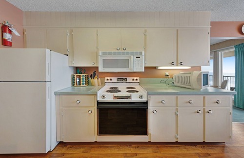 Lincoln Beach Copropriété | Lovely oceanfront condo with sweeping water views, & balcony