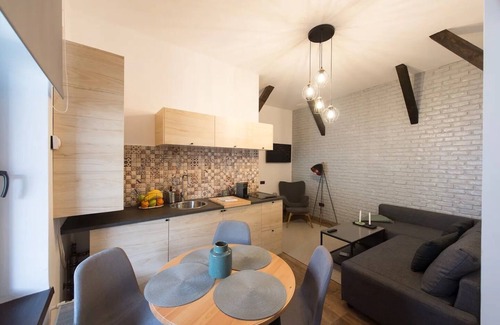 Centrul Vechi Appartement | Lovely Old Town Flat with Mountain Views