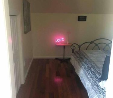 Niskayuna Appartement | Lovely one bedroom with free parking