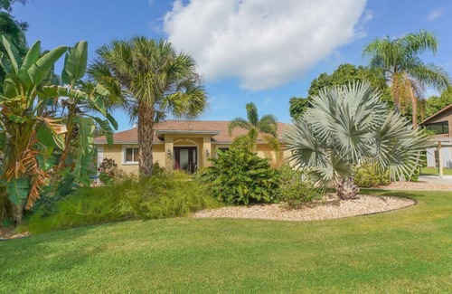 Sarasota Maison | Lovely ❤ Pool - Walk to Siesta Key, No Car Needed