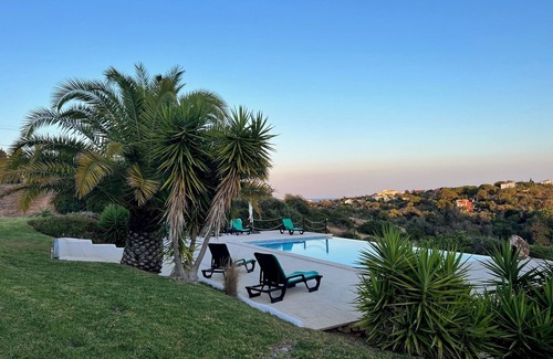 Porches Villa | Superbe villa proche de belles plages. Piscine à débordement!