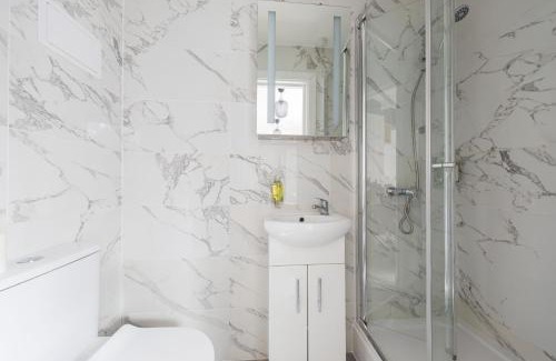 St. George's Appartement | Lovely Private Room and Shower At Anson Hotel