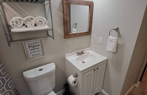 Lewisville Appartement | Lovely & Private Studio Apt @NorthDFW by I-35 Fwy. Free W&D Stays 30+ days only