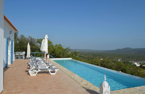 Brotual Villa | Belle villa de style algarve restaurée, vue panoramique sur la mer, fabuleuse piscine à débordement