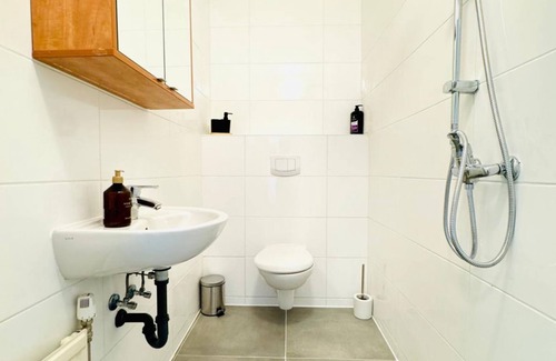 Grinzing Appartement | Lovely Room in Shared Apt 10 Min Walk to FAC Platz