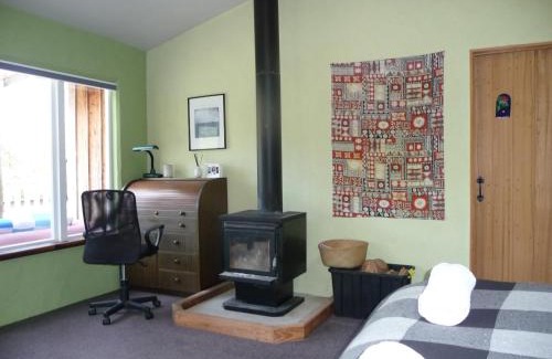Motueka Valley Maison | Lovely rural 3 bedroom home near the Kahurangi NP