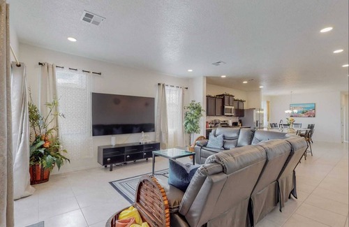 Rio Rancho Maison | Lovely spacious home, king size bed, fast speed Wi-Fi, large TVs in all rooms