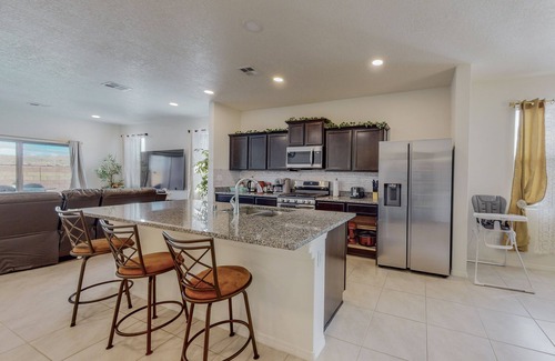 Rio Rancho Maison | Lovely spacious home, king size bed, fast speed Wi-Fi, large TVs in all rooms