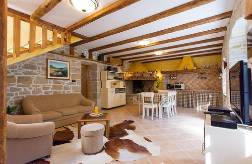 Krbune Maison | Jolie maison en pierre avec piscine privée et douche extérieure
