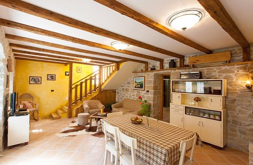 Krbune Maison | Jolie maison en pierre avec piscine privée et douche extérieure