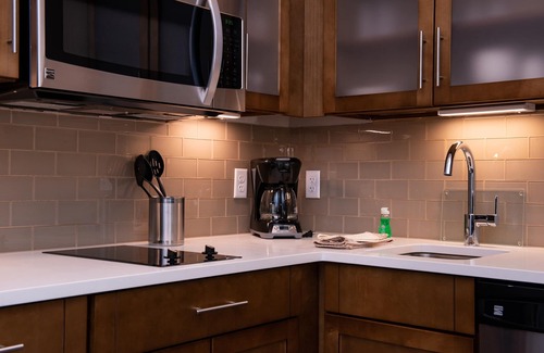 West Valley City Appartement | Lovely Suite! Free Breakfast Buffet. Pool, Hot Tub & Waterslide Access. Close to Salt Palace Convention Center!