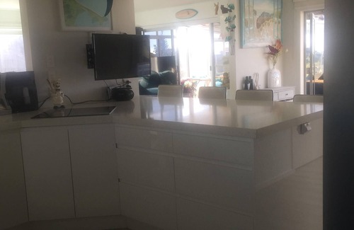 Waihi Beach Maison | Lovely sunny home with beach views to the front and county views at the back.