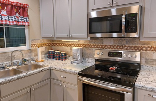 El Reno Maison | Lovely Themed house - 5 Minutes from the Lake and Golf Course!