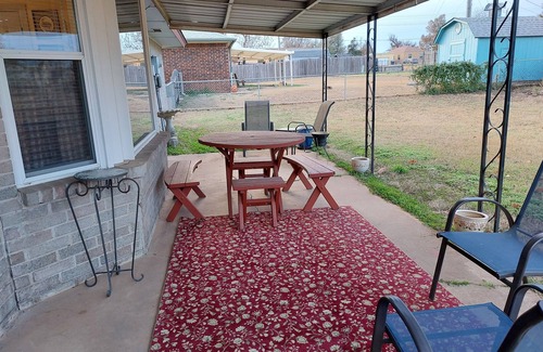El Reno Maison | Lovely Themed house - 5 Minutes from the Lake and Golf Course!