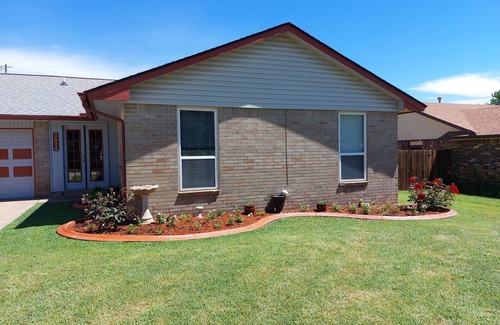 El Reno Maison | Lovely Themed house - 5 Minutes from the Lake and Golf Course!