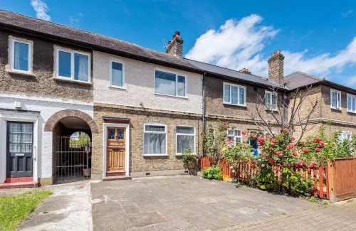 Wandsworth Maison | Lovely Three Bedroomed House, Parking 2 Cars