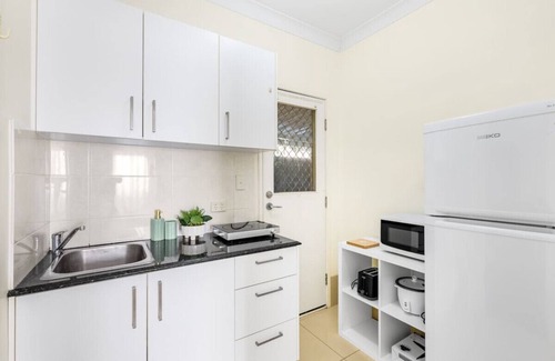 Sunnybank Maison | Lovely tiny home at Sunnybank CBD Street Parking