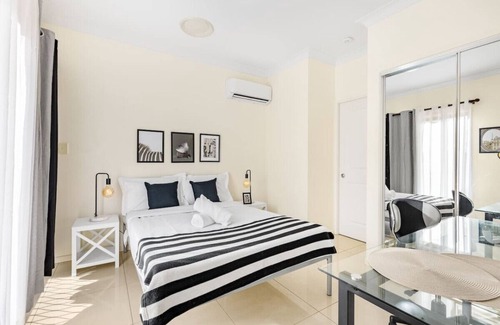 Sunnybank Maison | Lovely tiny home at Sunnybank CBD Street Parking